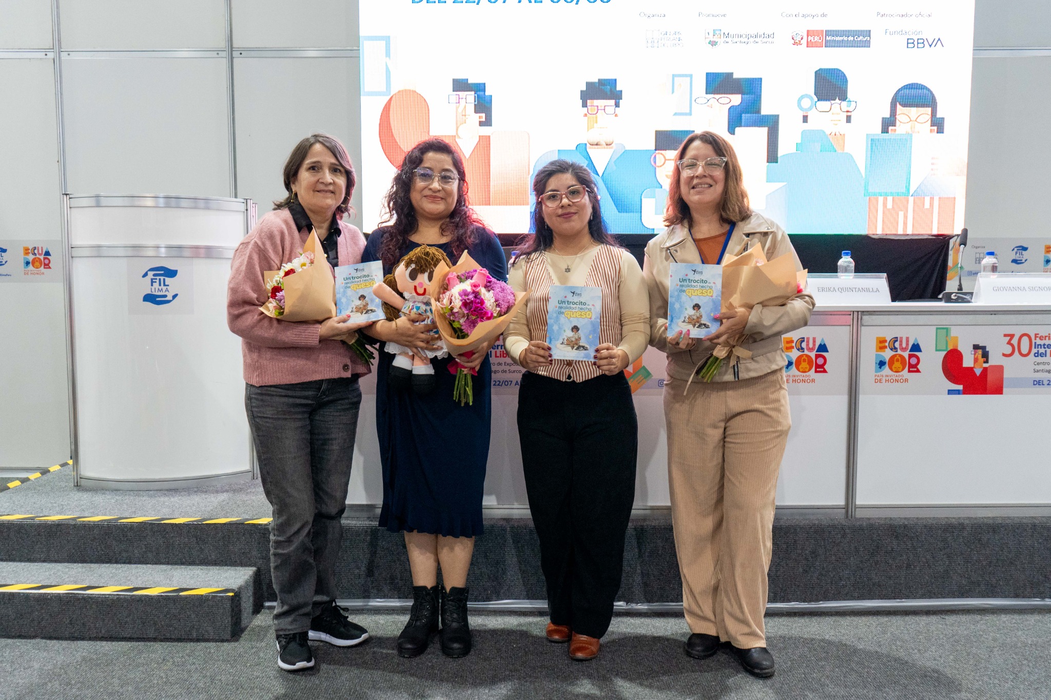 La autora junto a las panelistas y la editora al cierre del evento