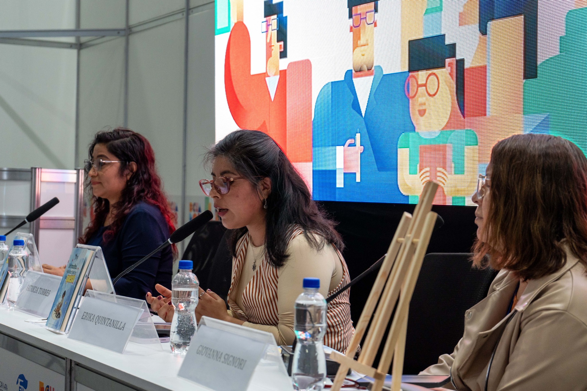 Panelistas durante la presentación del libro