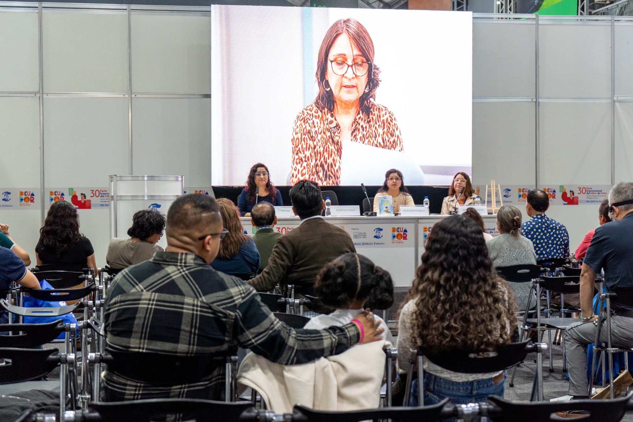 Vista general de la presentación y el público en la FIL Lima